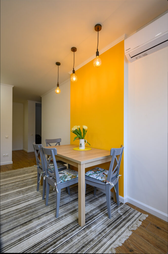 peinture jaune sur mur salle à manger